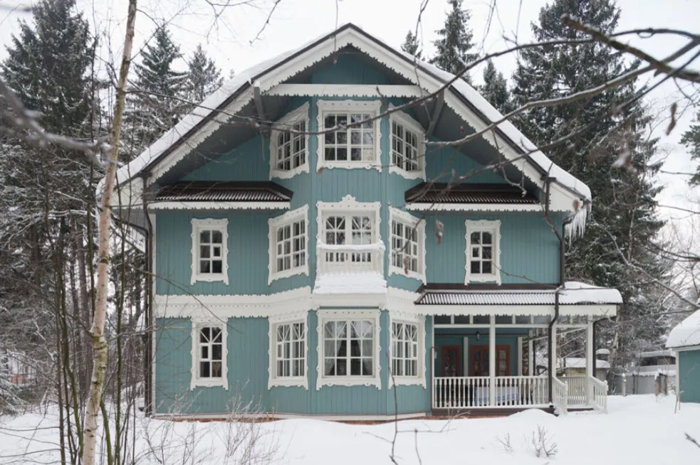 двухэтажный дом с террасой и мансардой в лесу