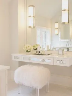 Шикарные реализации туалетного столика с зеркалом: 7 Советов Closet Vanity, Bathroom Vanity, White Bathroom, Vanity Set, Built In Makeup Vanity In Bathroom, 60s Bathroom, Ikea Vanity, Chic Bathrooms