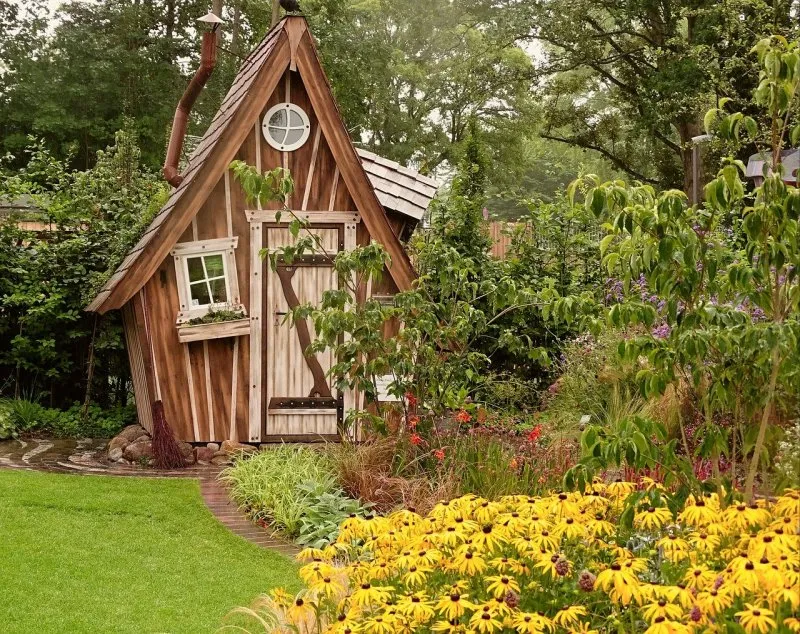Сказочный домик в саду