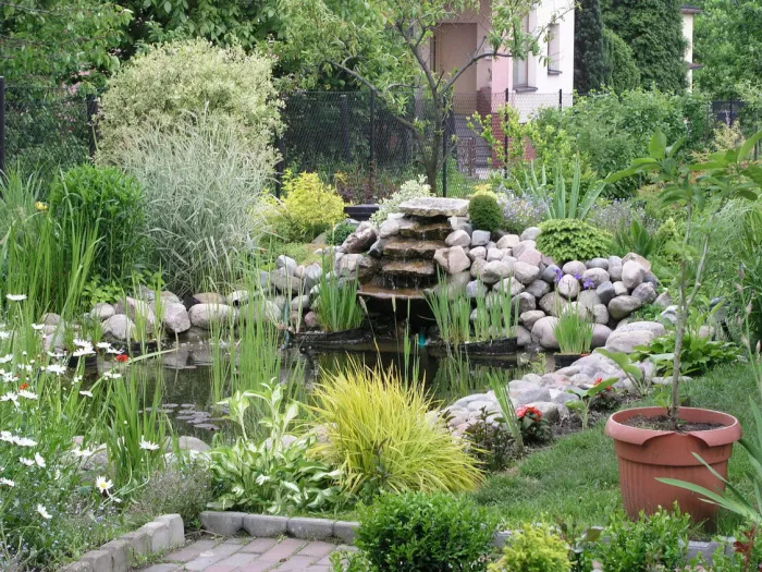Небольшой пруд, украшенный природными камнями, станет лучшим декоративным украшением дачи или загородного дома. 