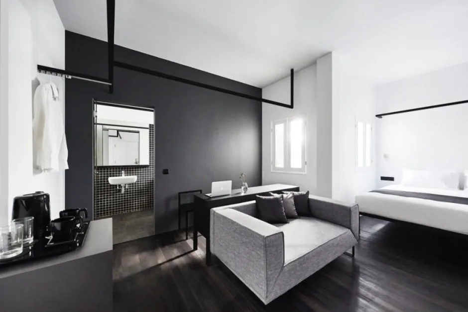 Маленькая комната в черно белом стиле