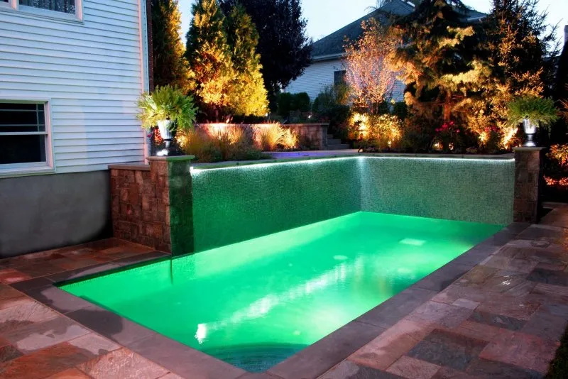 Бассейн во дворе с подсветкой