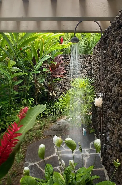 Летний душ среди тропических цветов и растений.