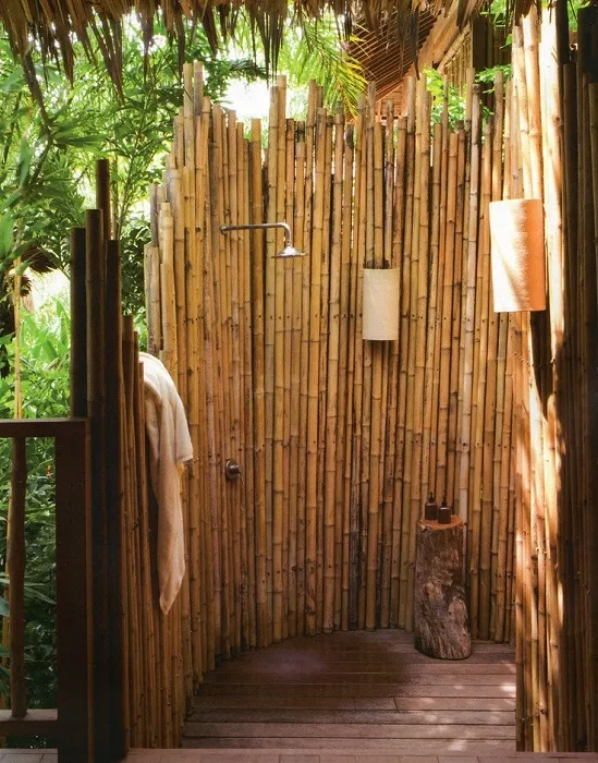 Летний душ из бамбука, который можно соорудить своими руками.