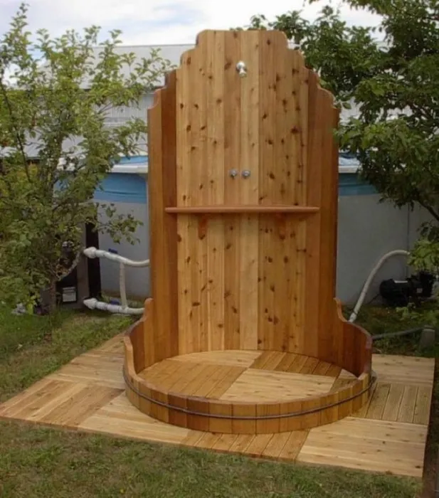 Летний душ, созданный исключительно из экологически чистых материалов.