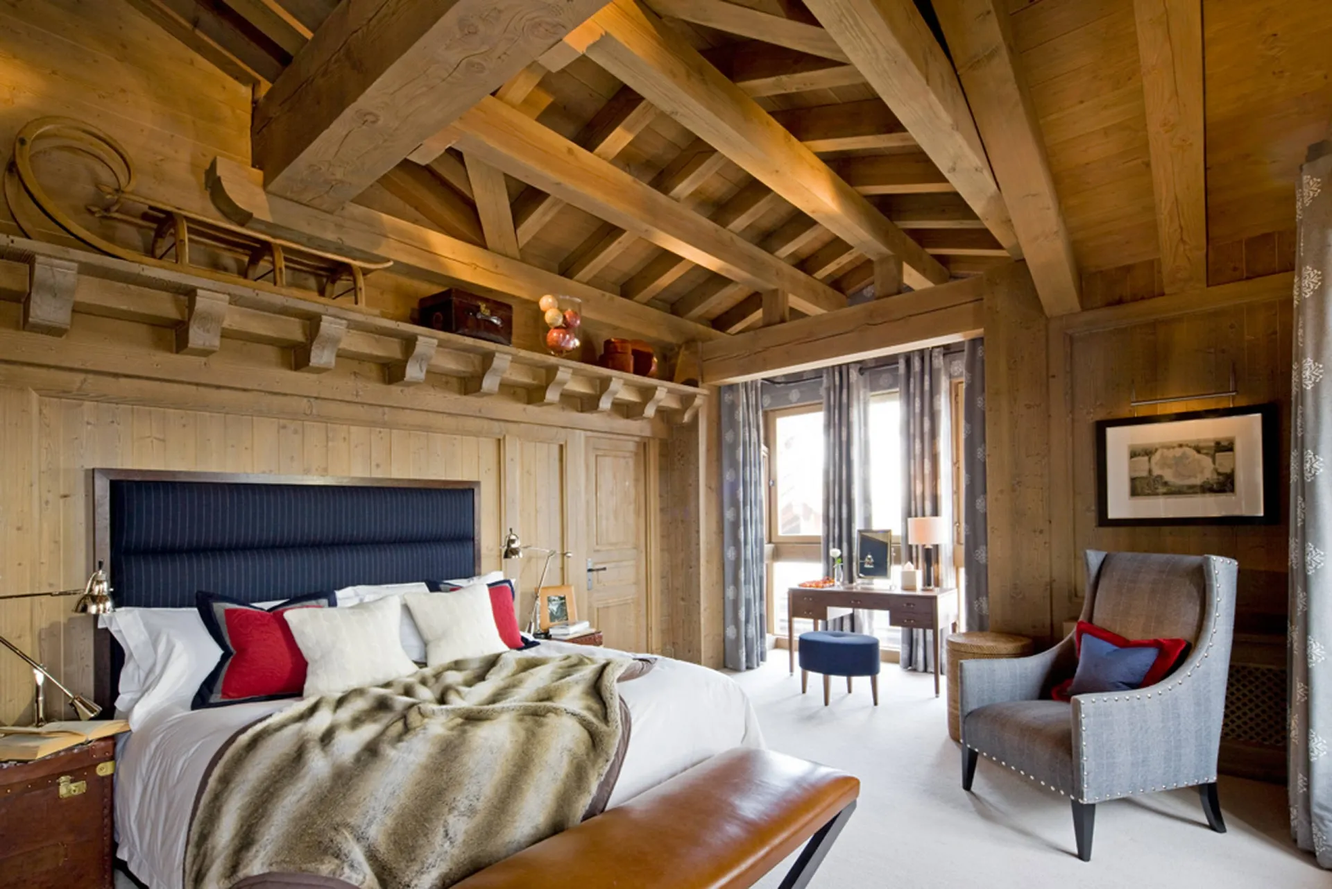 интерьер спальни в деревянном доме