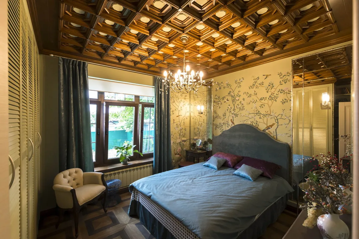 стильная спальня в деревянном доме
