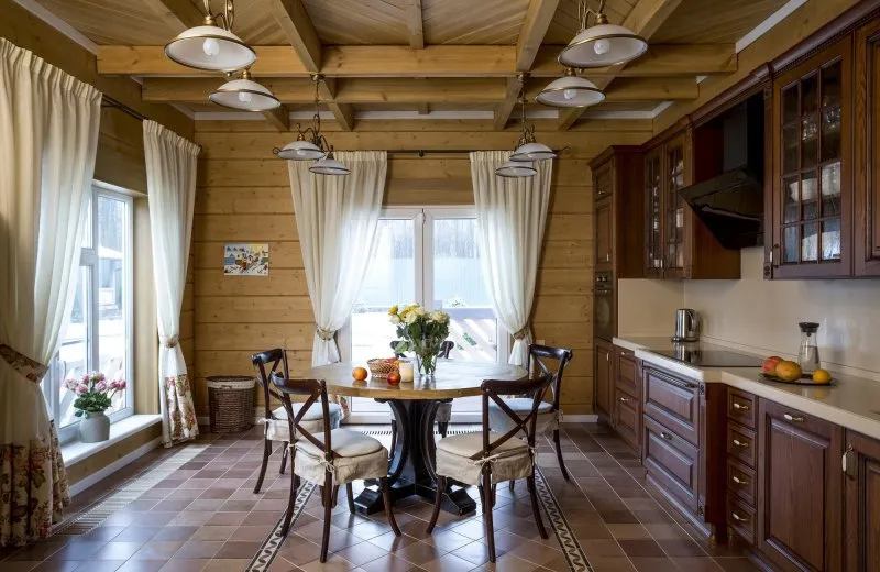 Интерьер столовой в деревянном доме