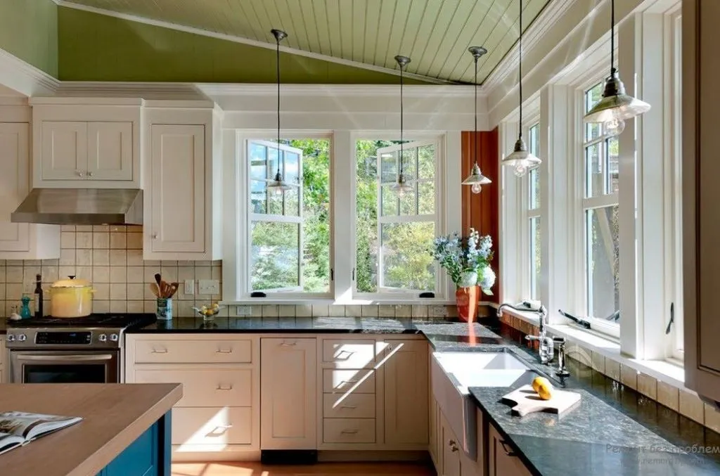кухня в доме с двумя окнами
