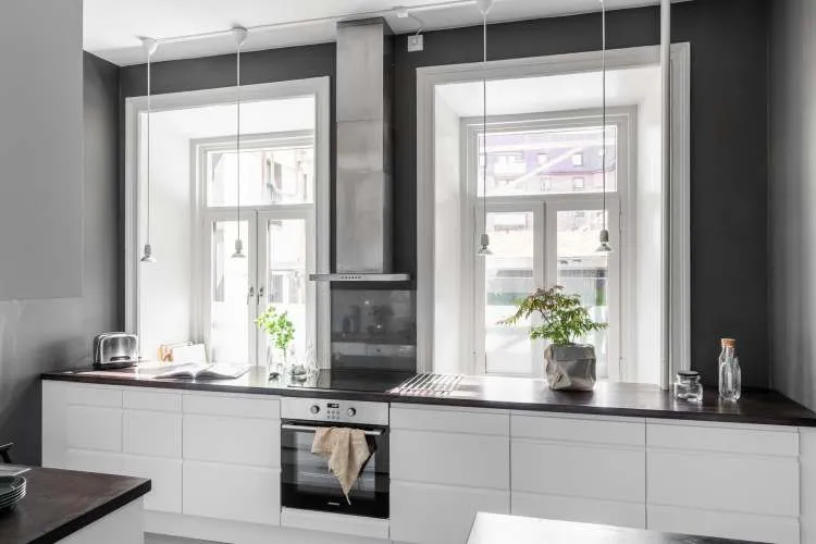 кухня с двумя окнами фото