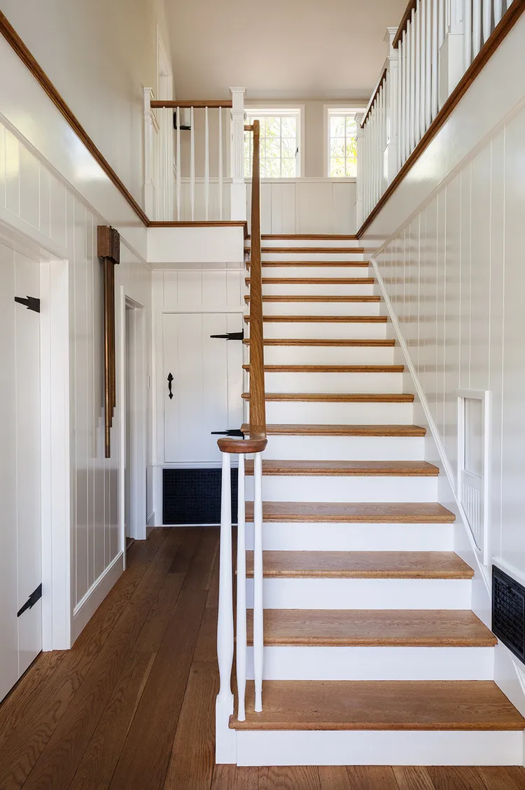 Дизайн прихожей с лестницей на второй этаж — 45 оригинальных идей