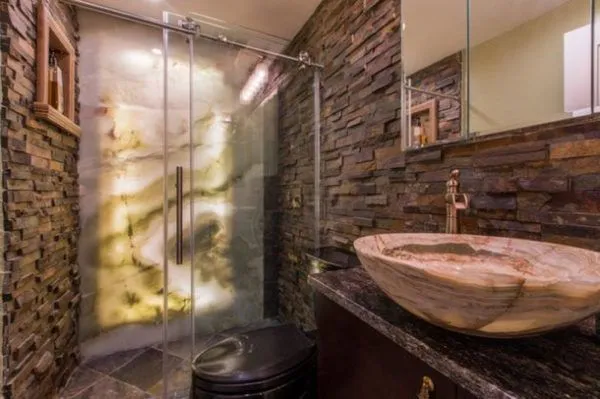 Дизайн ванной комнаты с камнем