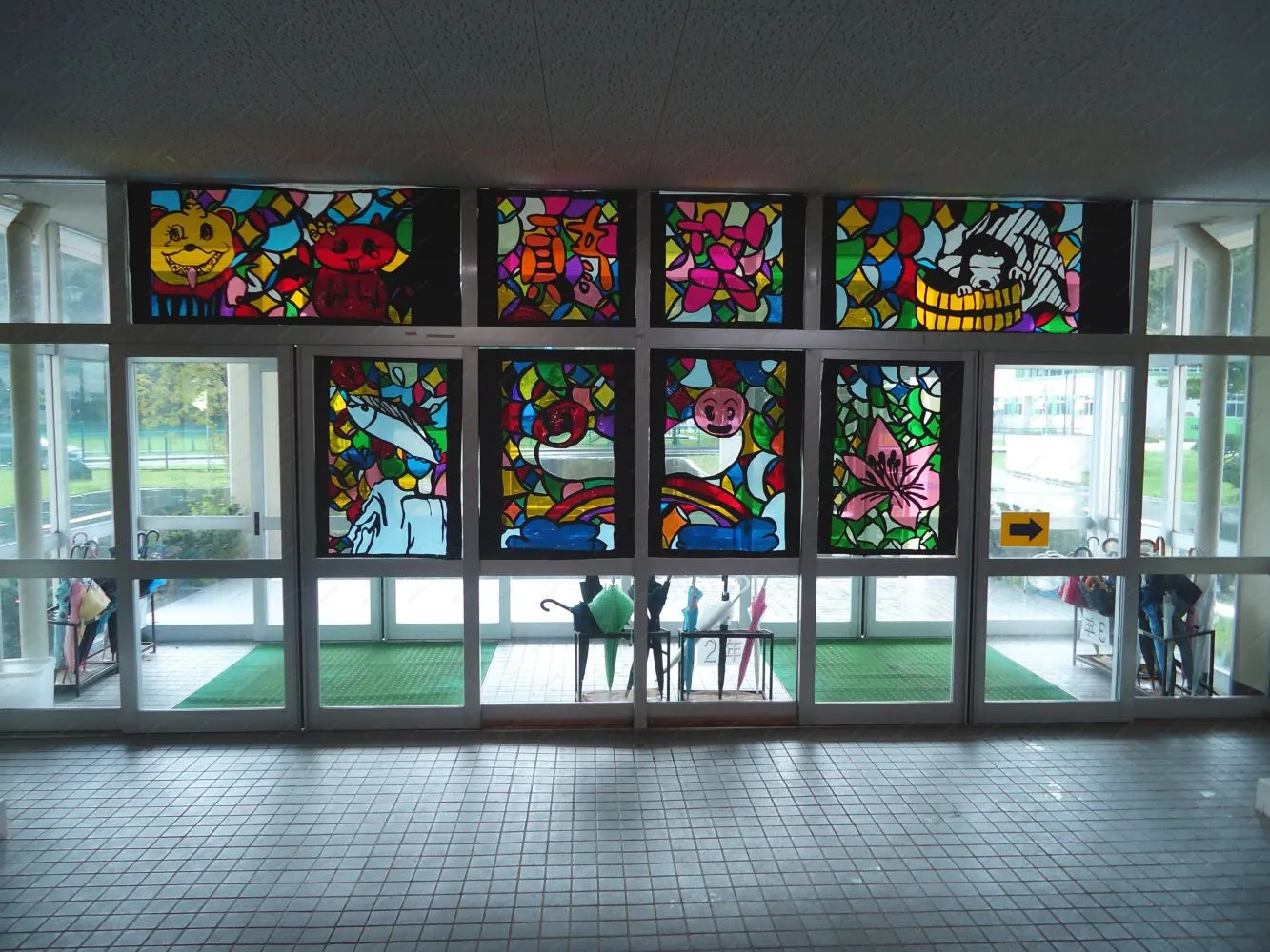 Детская роспись в стеклянных дверях