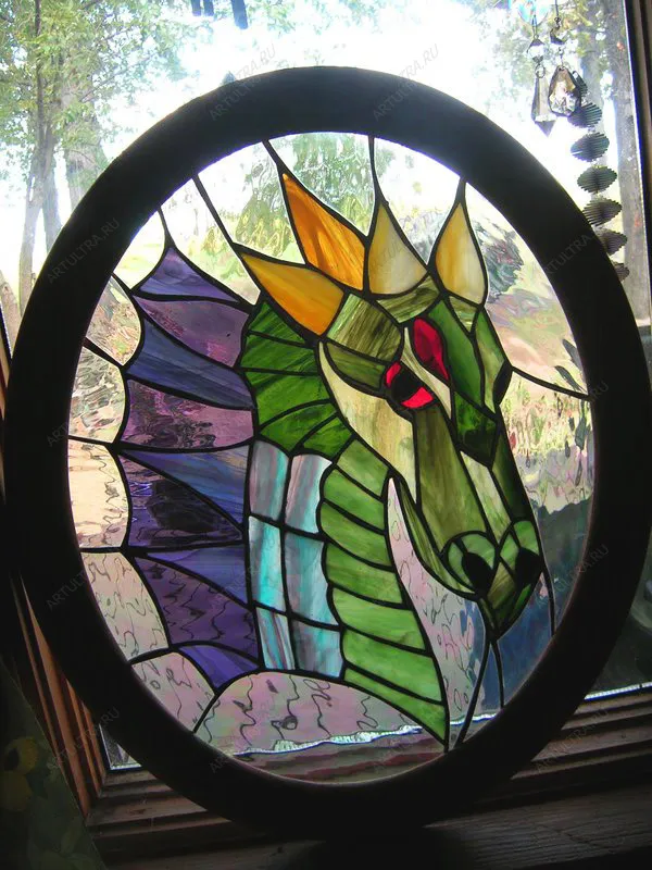 Витраж на стекле дракон