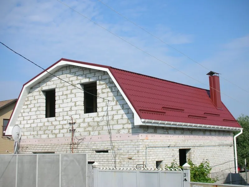 Крыши домов с мансардой