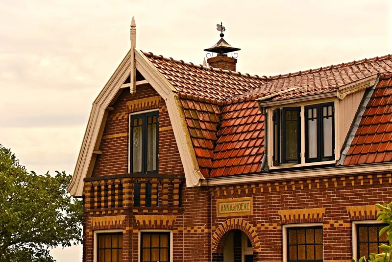 Красивый дом с ломаной крышей