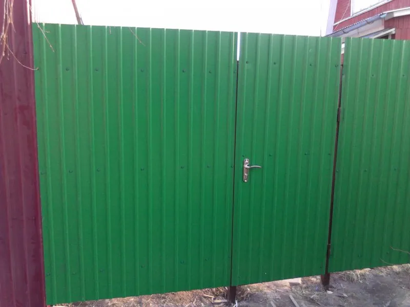 Забор из металлопрофиля зеленый