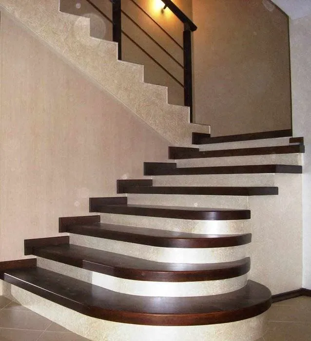 пример красивого интерьера лестницы