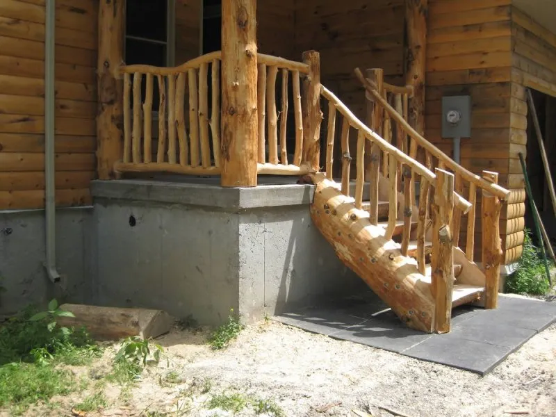 Входная деревянная лестница