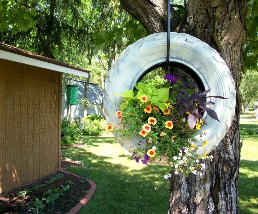 Изношенная автомобильная покрышка может стать уникальным декоративным объектом, украшающим сад