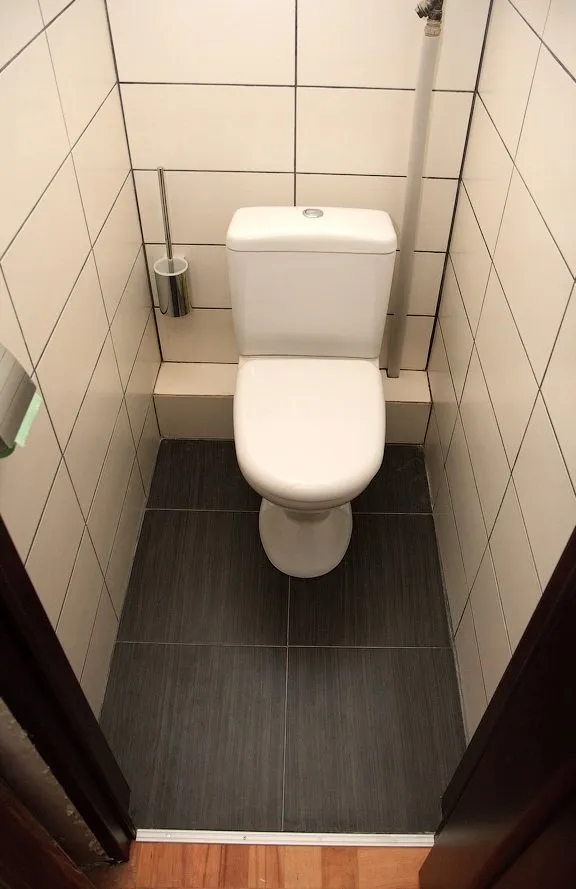 пол из плитки маленький туалет