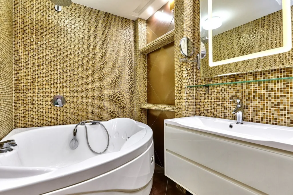 Мозаика на стенах в ванной комнате не уступает по долговечности керамической плитке