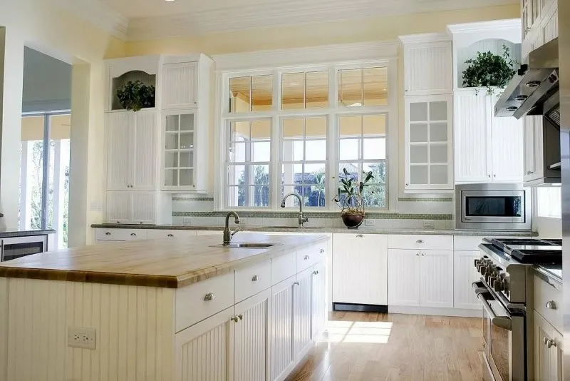Кухонная мебель с окном посередине