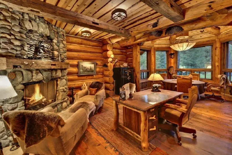 Деревянный домик изнутри