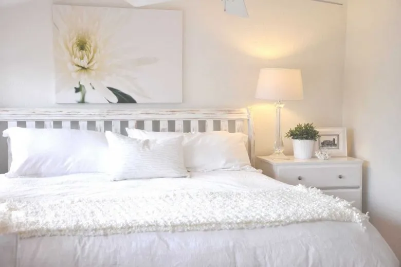 Спальня со светлой кроватью