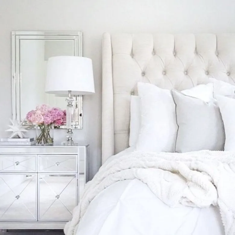 Спальня с белой кроватью в пастельных тонах