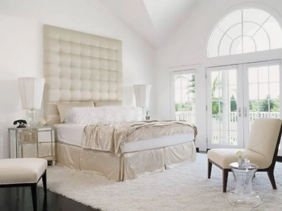 Спальня в белых тонах с большими окнами
