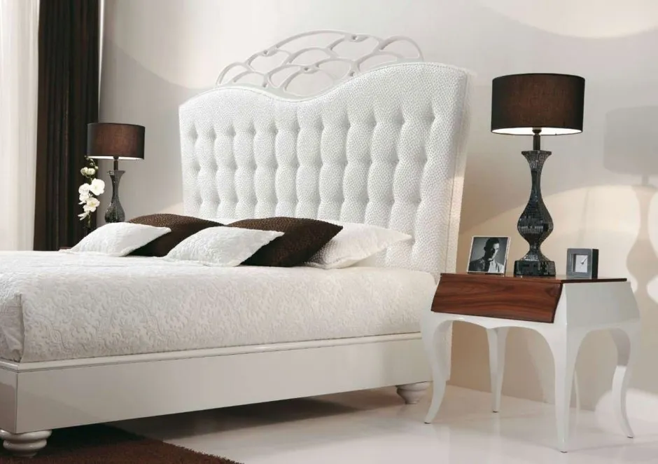 Спальня с белой кроватью