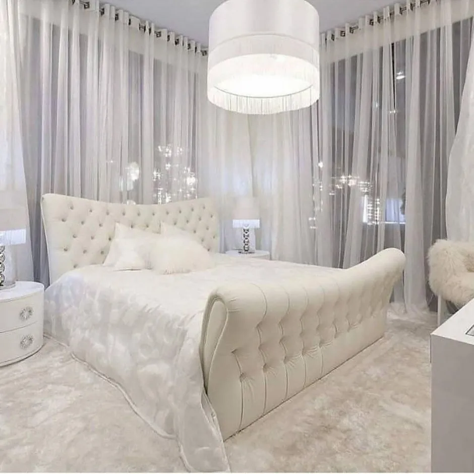 Белые шторы в интерьере спальни с белой мебелью