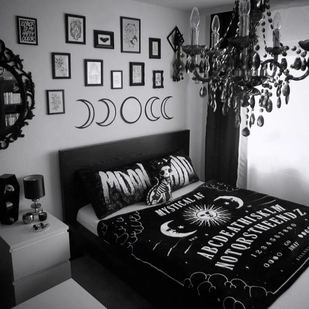 Черно белый потолок в спальне