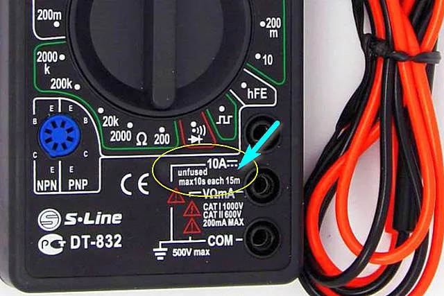 Пример предупреждающей надписи у гнезда подключения провода для замеров на максимально допустимом диапазоне токов