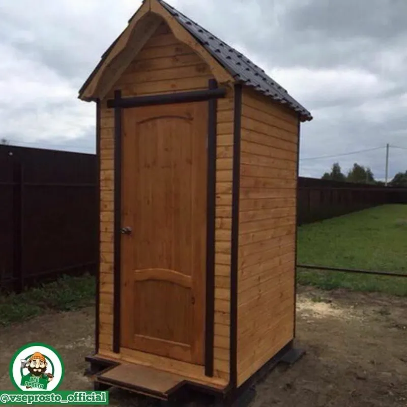 Туалет с душем для дачи деревянный