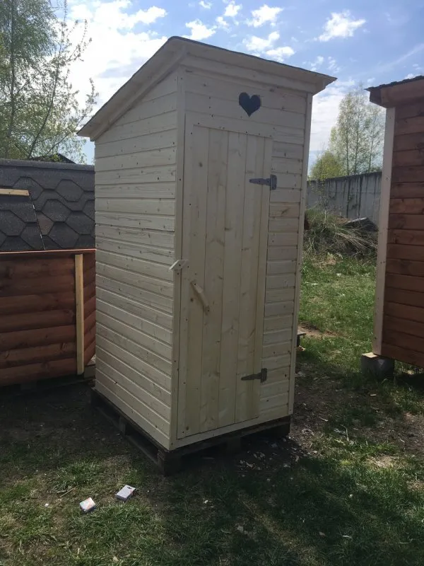 Деревянные туалеты в Тверской области