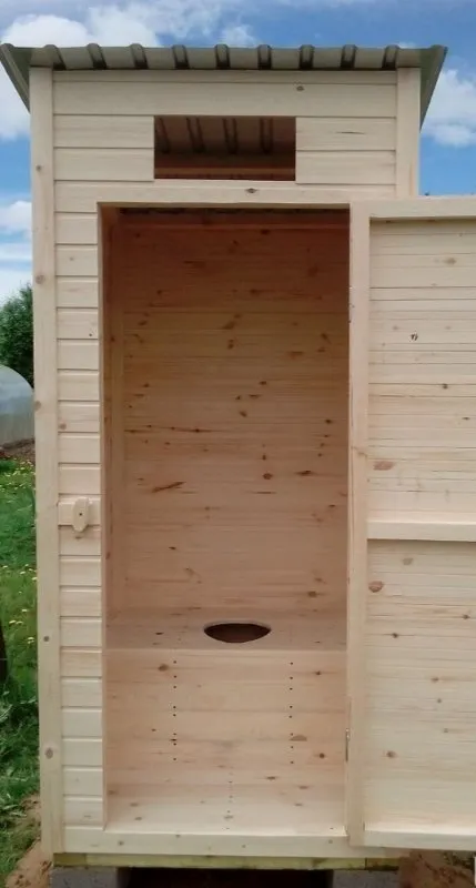 Деревянный туалет во дворе