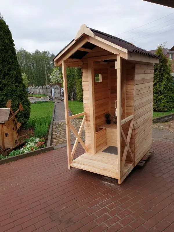 Деревянный туалет для дачи из вагонки