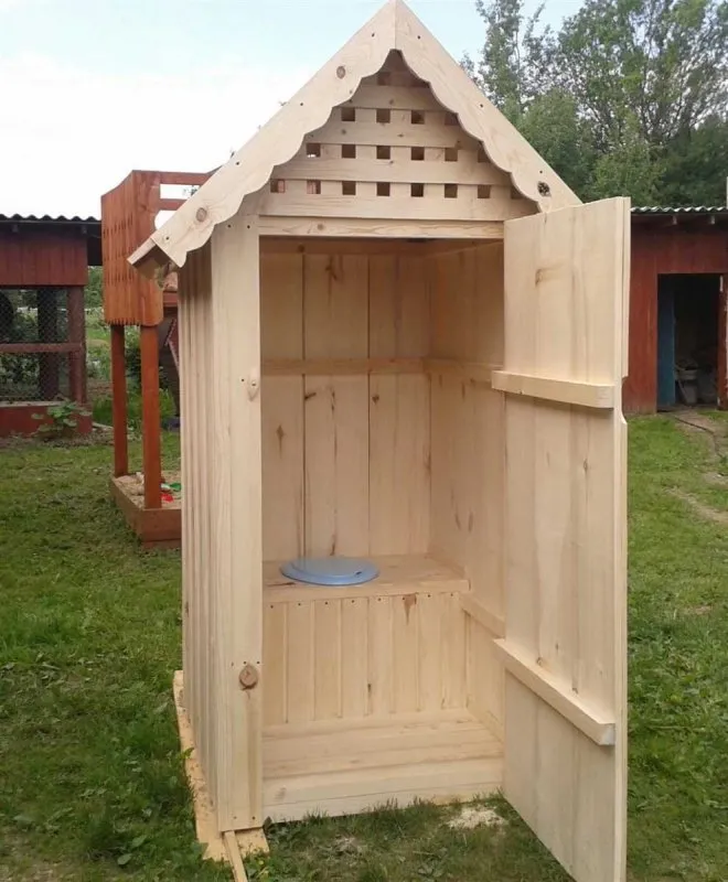 Туалет для дачи деревянный цвета