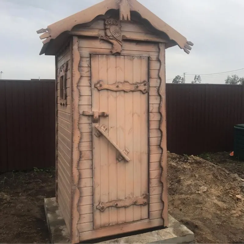 Дверь для туалета на даче