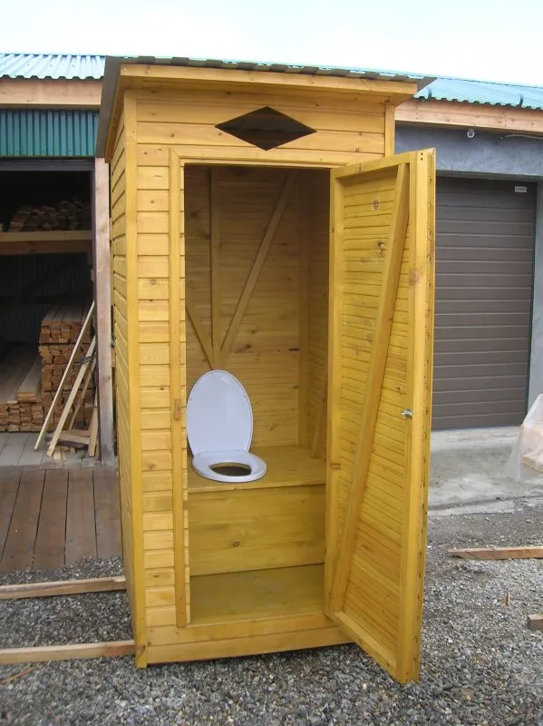 Деревянный туалет из досок