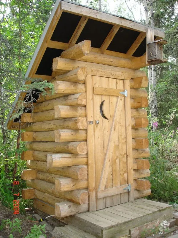 Деревянный туалет с крыльцом