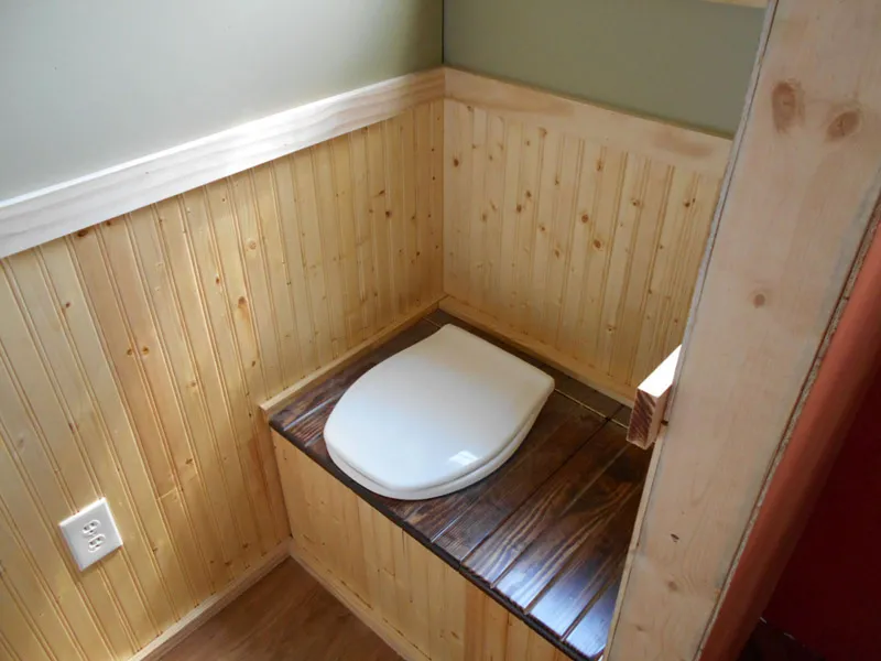 Посиди, подумай! Как построить отличный дачный туалет?