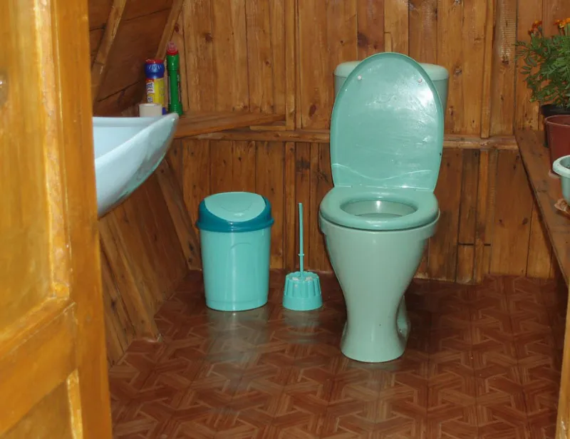 Посиди, подумай! Как построить отличный дачный туалет?