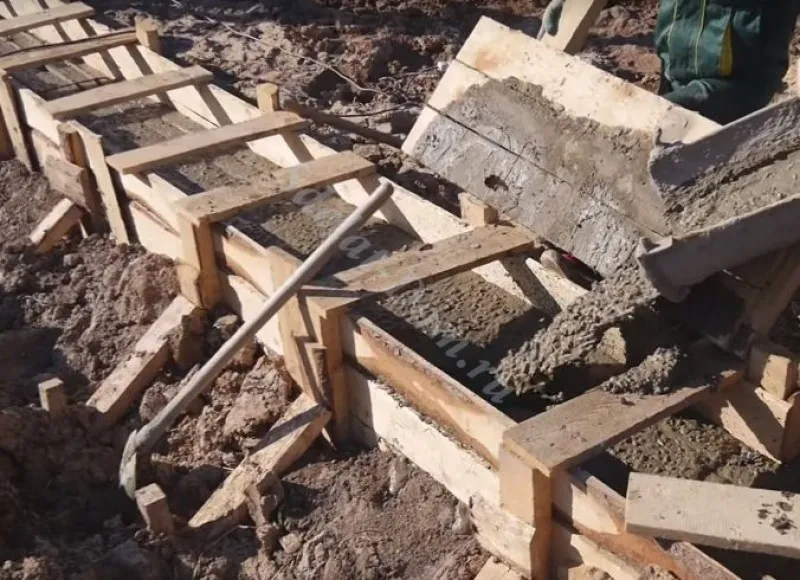 Помогаем лопатой и мастерком равномерно распределить бетон