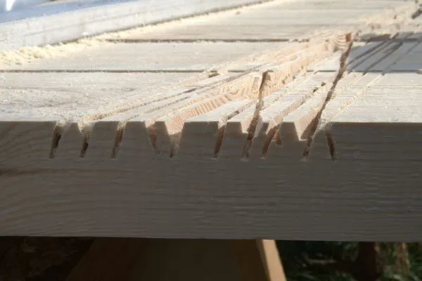 Дополнительные пропилы помогут быстрее удалить лишнюю древесину