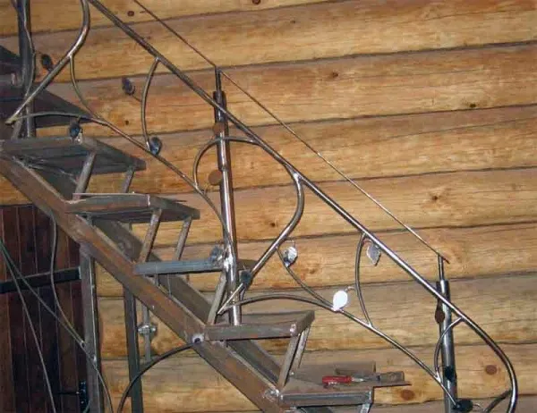 Металлическая лестница на второй этаж своими руками