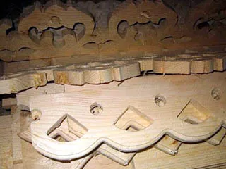 Детали деревянных наличников с фигурной фаской - калёвкой