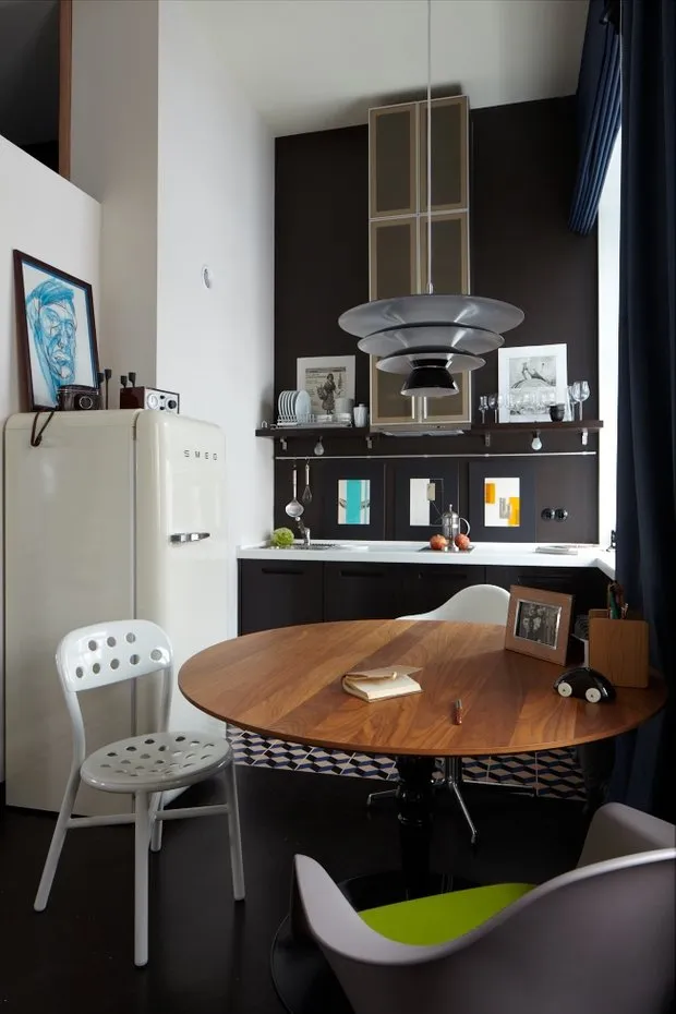 На фото: Кухня и столовая в стиле хай-тек, Маленькая квартира, Квартира, Кабинет, Дома и апартаменты, Проект недели - фото INMYROOM